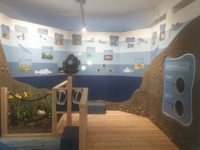 Blick auf die Ausstellungstafeln mit Erklärungen zum Wasserkreislauf.