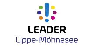 Das Logo Leader Lippe-Möhnesee, Ausrufezeichen mit 7 bunten Punkten