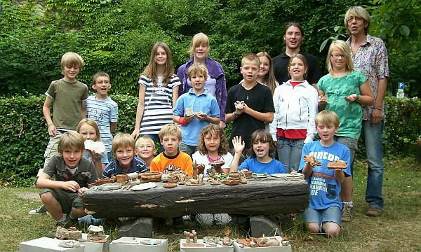 Eine Gruppe Kinder mit ihren Ton-Objekten, enstanden in der Liz Tonwerkstatt
