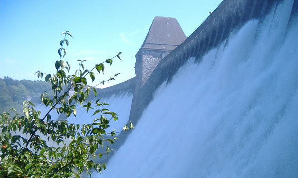 Ansicht der Möhne-Talsperre während eines Wasserüberlaufs in den Ausgleichweiher
