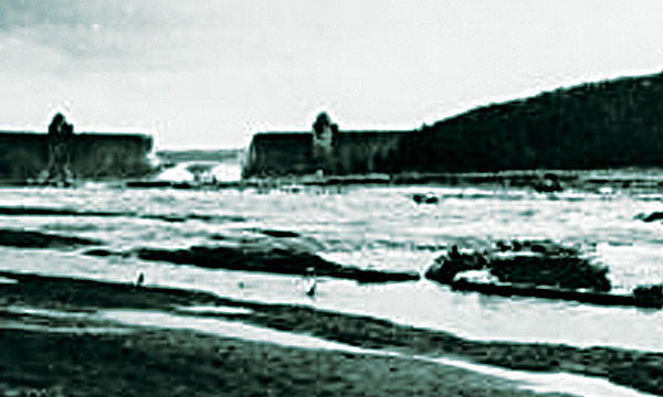 Talsperre Möhnesee nach der Bombardierung 1943 mit Durchbruch