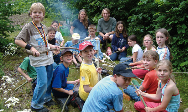Kinder beim Stockbrotgrillen am Lagerfeuer bei den Waldjugendspielen